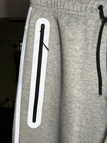 Calça NIKE TECH FLEECE - Cinza