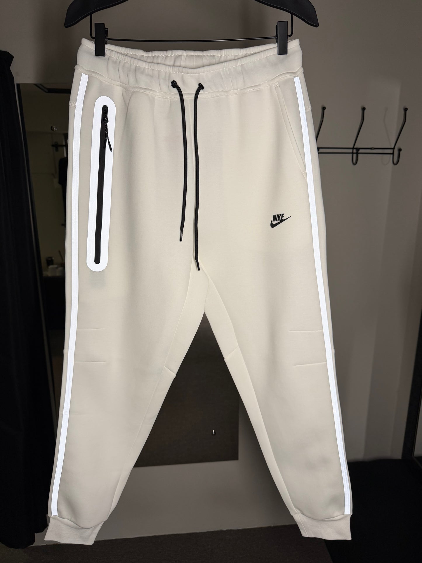 Conjunto NIKE TECH FLEECE - Branco e Cinza