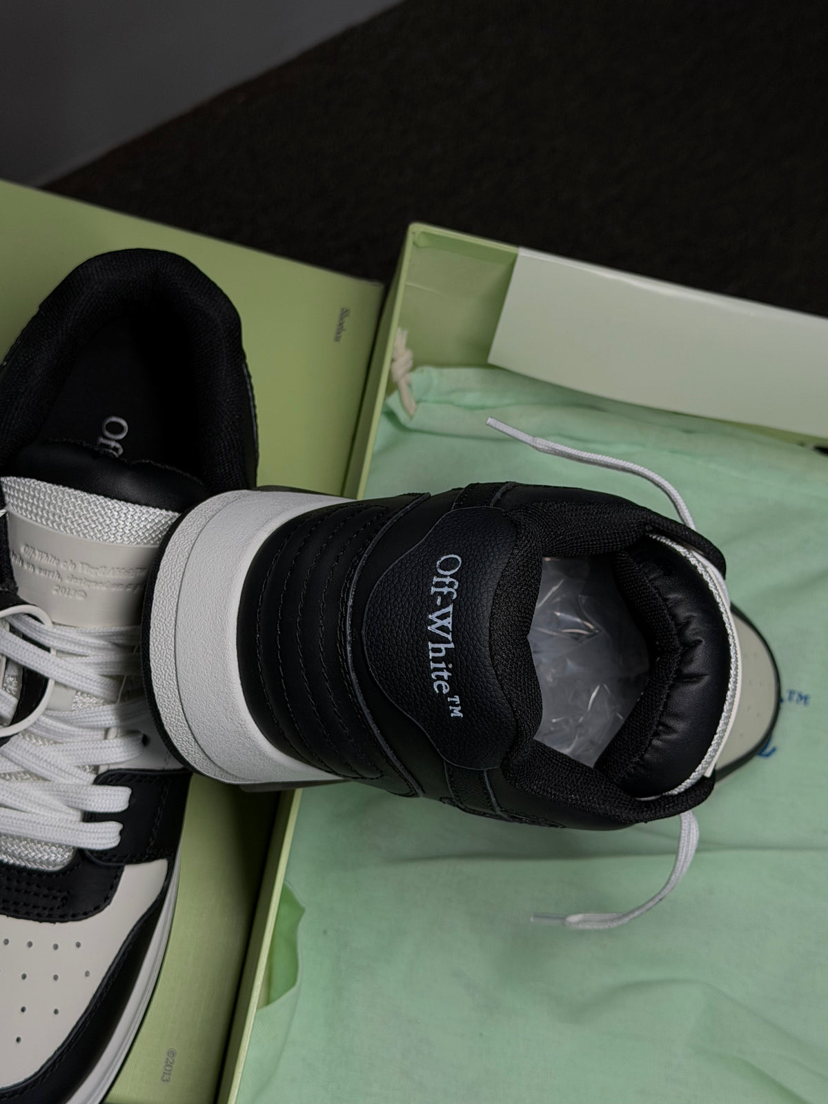 Tênis OFF-WHITE Out Of Office