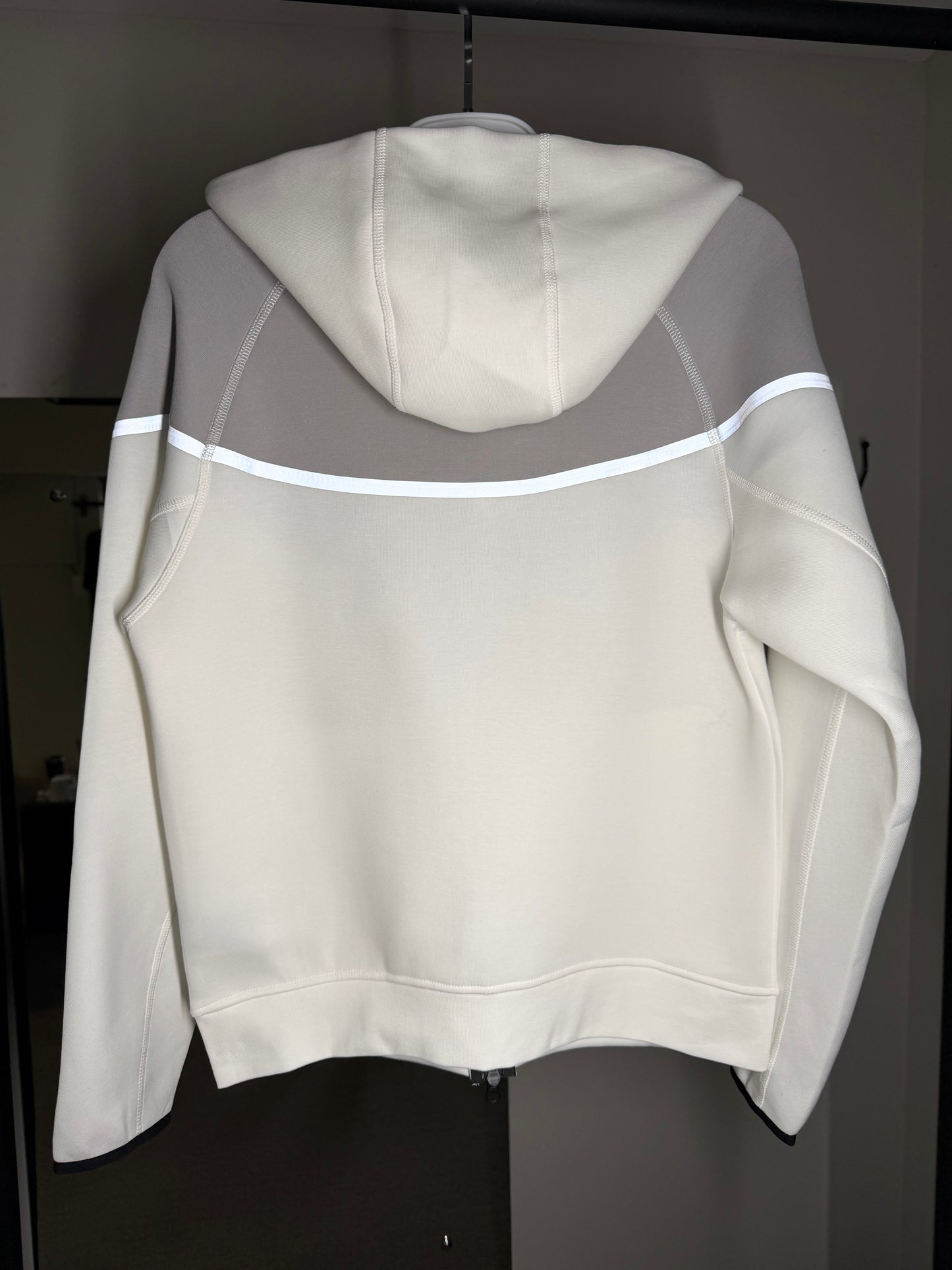 Conjunto NIKE TECH FLEECE - Branco e Cinza
