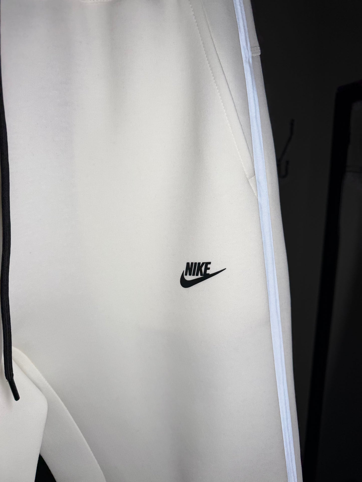 Conjunto NIKE TECH FLEECE - Branco e Cinza