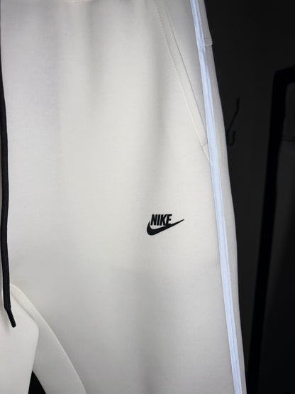 Conjunto NIKE TECH FLEECE - Branco e Cinza