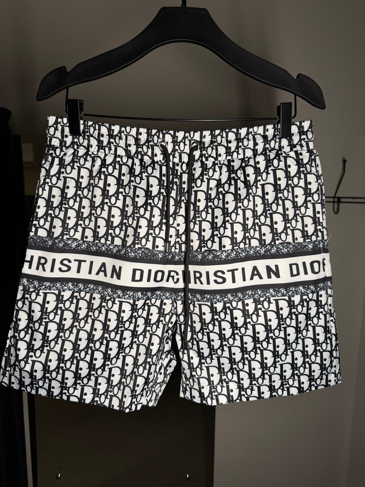 Short DIOR