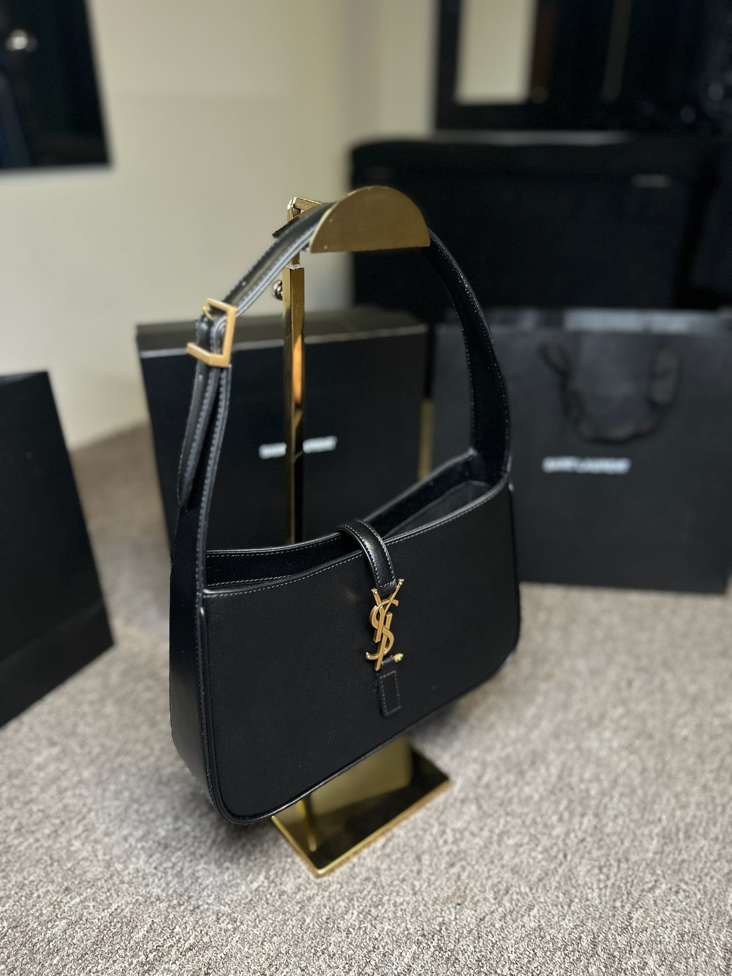 Bolsa YSL Le 5 à 7 Hobo em couro média