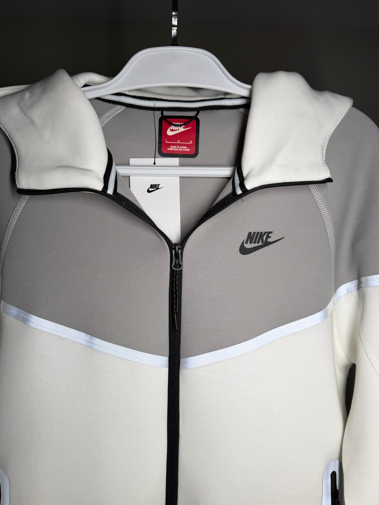 Conjunto NIKE TECH FLEECE - Branco e Cinza