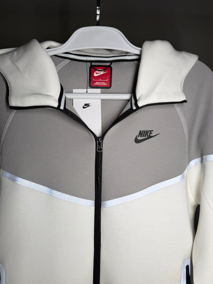 Conjunto NIKE TECH FLEECE - Branco e Cinza