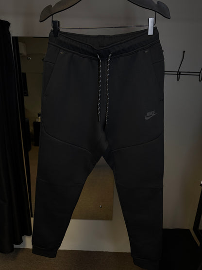 Calça NIKE TECH FLEECE - Preta