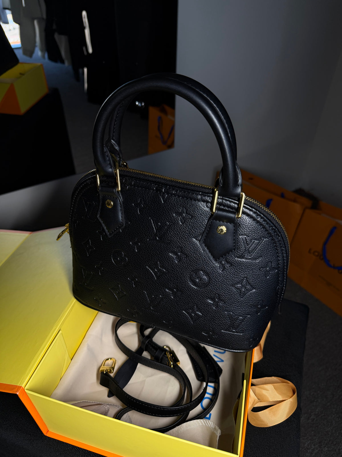 Bolsa Alma BB Louis Vuitton - Preta