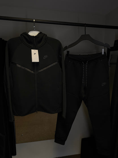 Conjunto NIKE TECH FLEECE - Preto