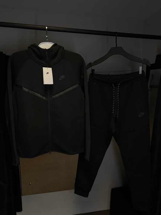 Conjunto NIKE TECH FLEECE - Preto