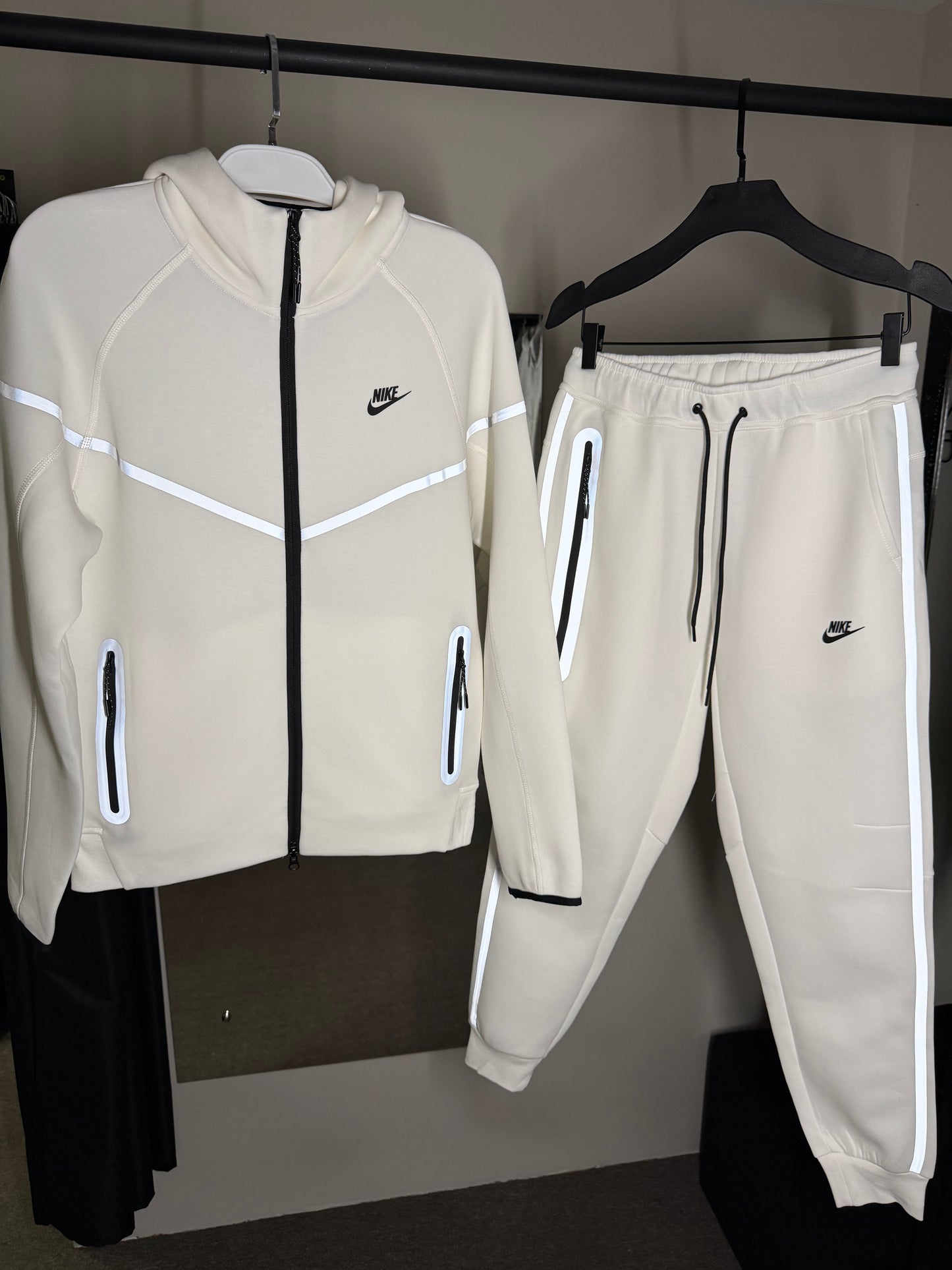 Conjunto NIKE TECH FLEECE - Branco
