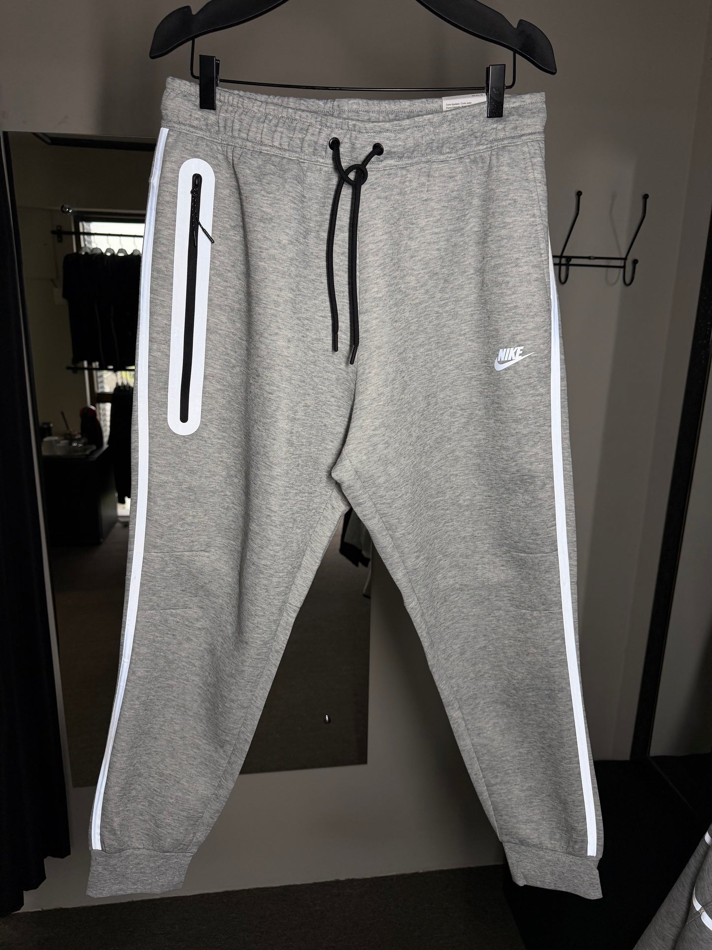 Calça NIKE TECH FLEECE - Cinza