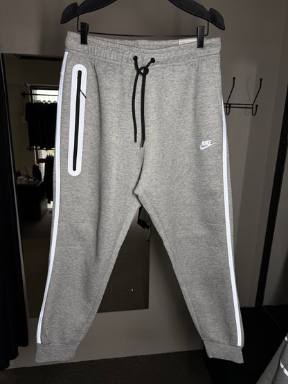 Calça NIKE TECH FLEECE - Cinza
